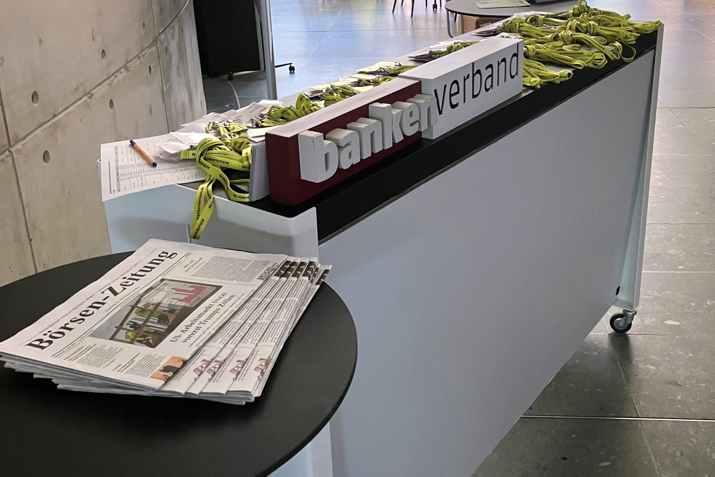 Die Börsen-Zeitung liegt aus an einem Empfangstresen