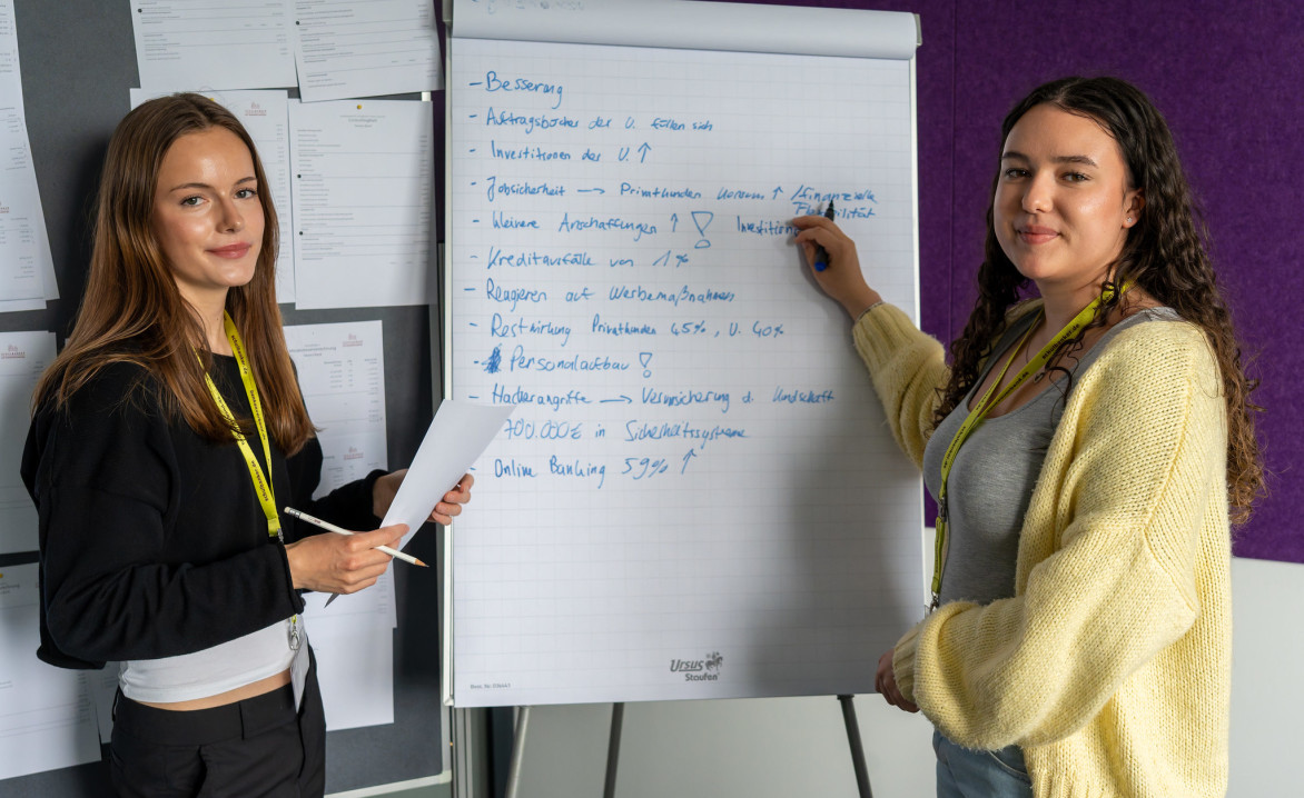 Zwei Schülerinnen am Flipchart
