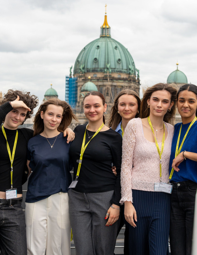 Eine Gruppen Teilnehmende auf der Dachterrasse vor dem Berliner Dom